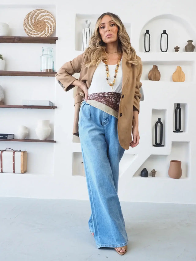 Mulher a usar calças de ganga pantalona com um blazer