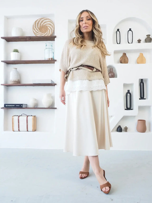 Saia Midi em Cetim crú com blusa de malha e cintos