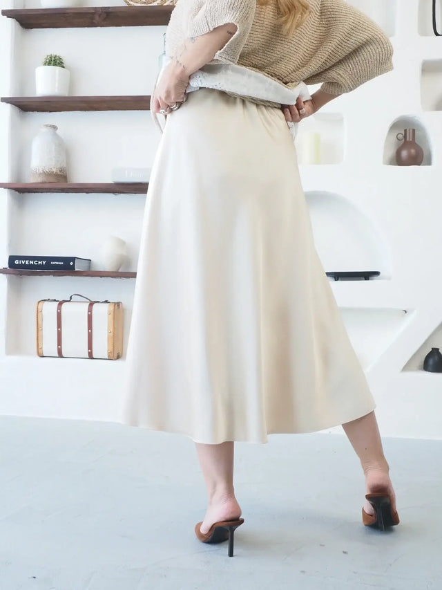Saia Midi em Cetim em tom nude com caimento fluido e elegante
