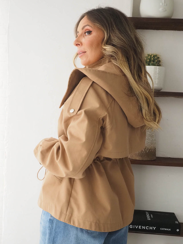 Trench Curta Ajustável Com Capuz