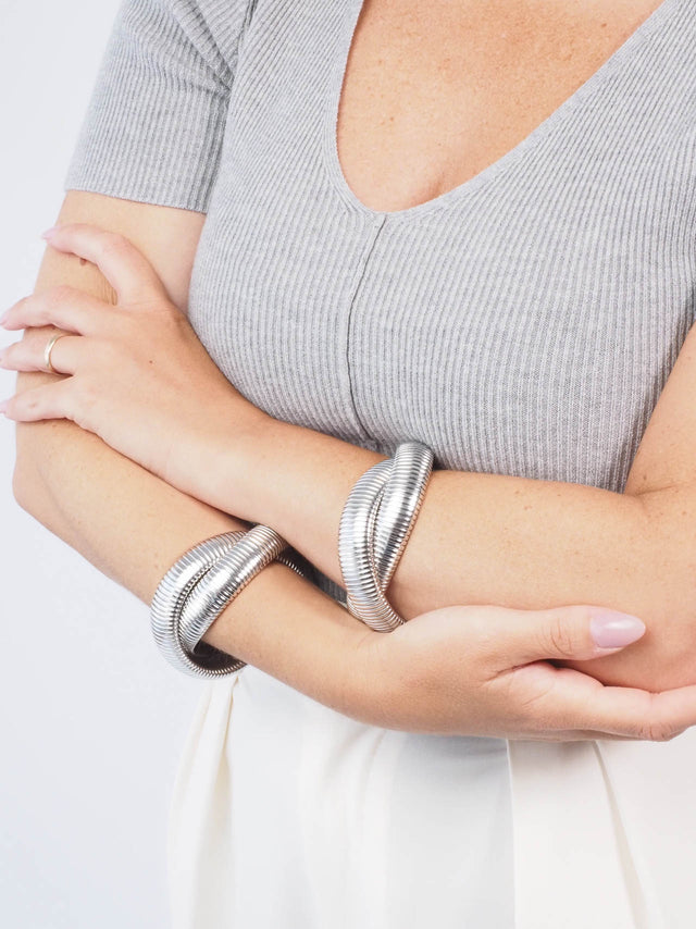 Descubra como combinar pulseiras e braceletes para um visual sofisticado