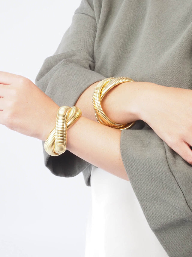 Pulseiras e braceletes: os acessórios indispensáveis para completar seu estilo