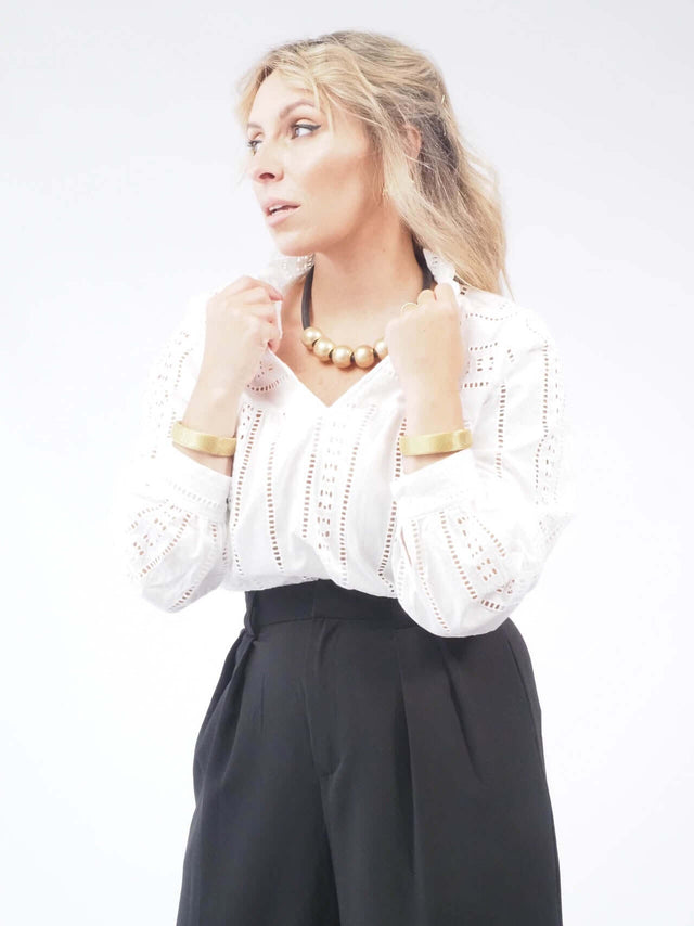 Blusa branca bordada: um toque de feminilidade e modernidade no seu visual