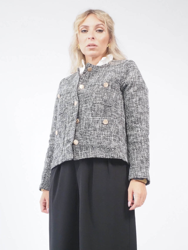 Os casacos tweed são uma das últimas tendências em moda feminina.