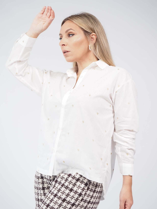 Camisa branca com corações dourados: A escolha ideal para mulheres elegantes