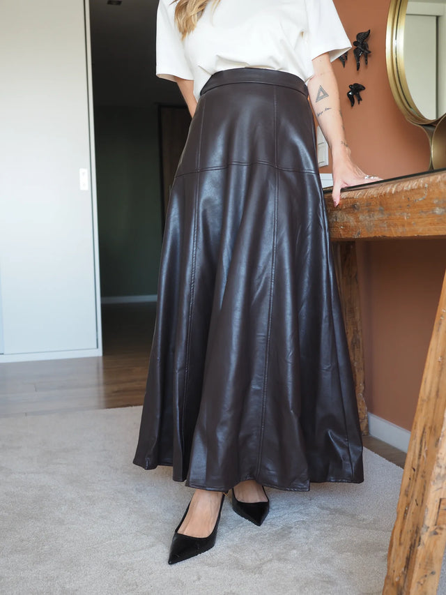 Jupe midi en similicuir