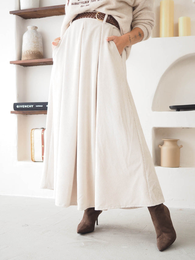 Midi skirt in corduroy velvet.