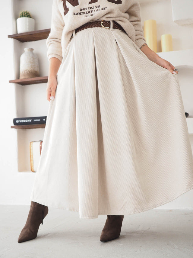 Midi skirt in corduroy velvet.