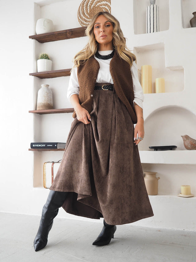 Midi skirt in corduroy velvet.