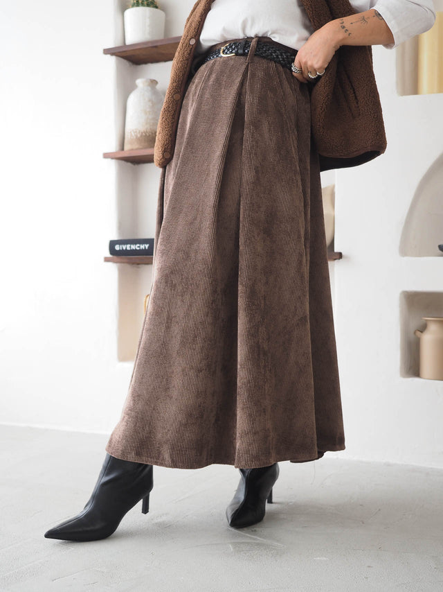 Midi skirt in corduroy velvet.