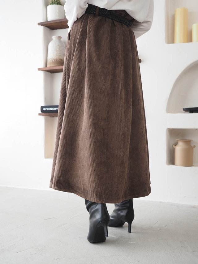 Midi skirt in corduroy velvet.