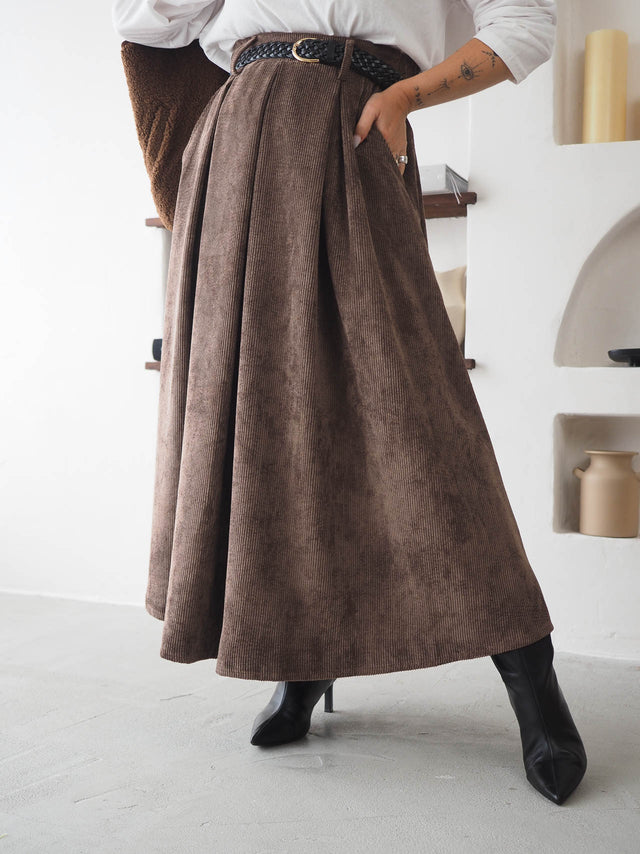 Midi skirt in corduroy velvet.