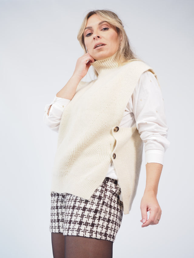 KNITTED VEST WITH BUTTONS