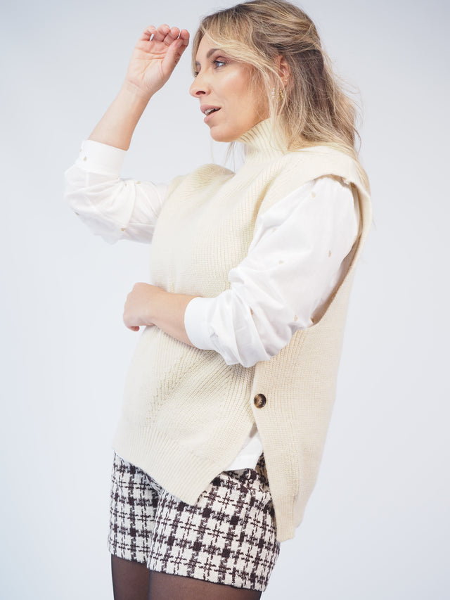KNITTED VEST WITH BUTTONS