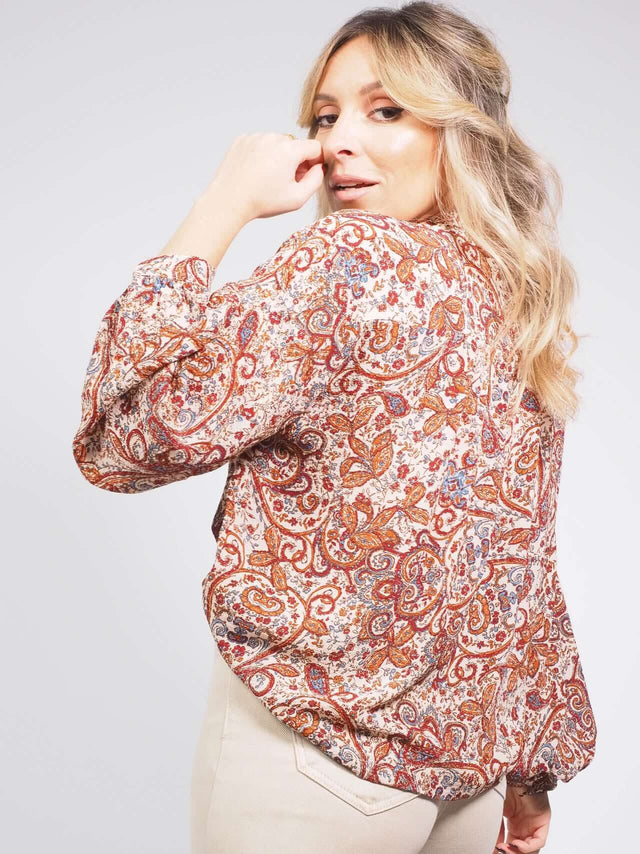A blusa estampada com decote em bico é uma escolha versátil e elegante para qualquer ocasião.