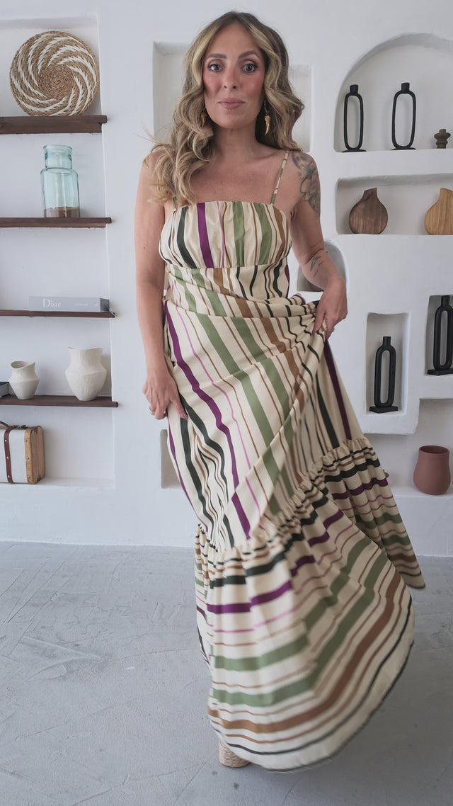 Vestido longo às riscas multicolor, alças finas, com babado no final da saia.