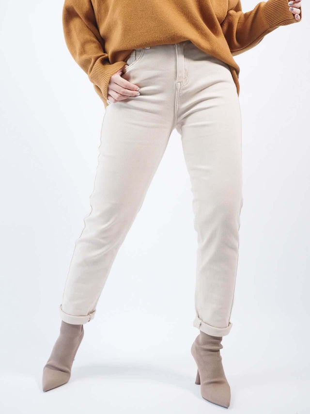 Calças bege slim fit, práticas e confortáveis.