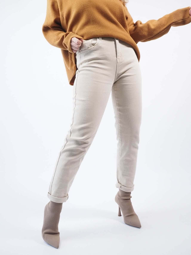 Calças bege, slim fit, com cintura alta.