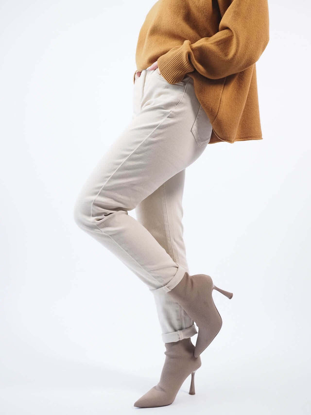 Calças bege slim fit, práticas e confortáveis.