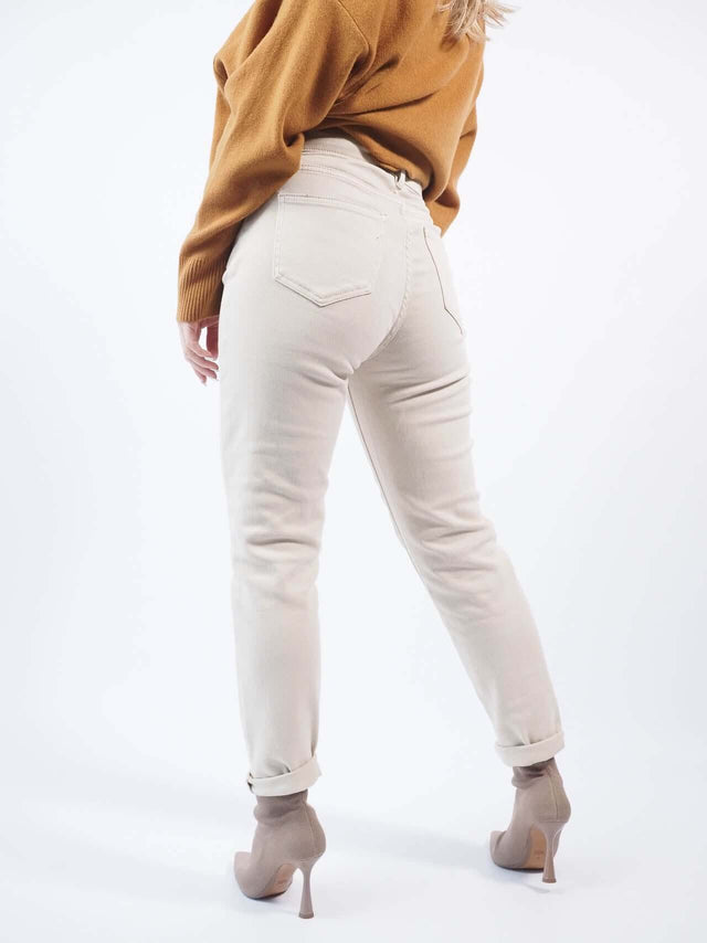 Calças bege slim fit, práticas e confortáveis.