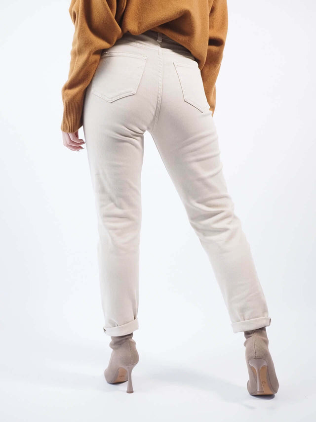 Calças bege slim fit, práticas e confortáveis.