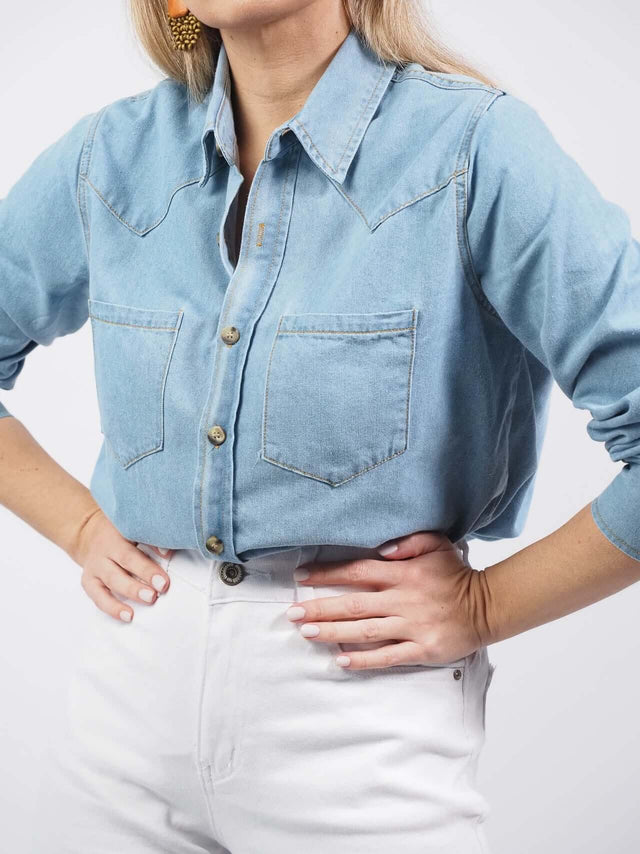 Camisa de ganga ideal para o dia-a-dia. Confortável e prática.