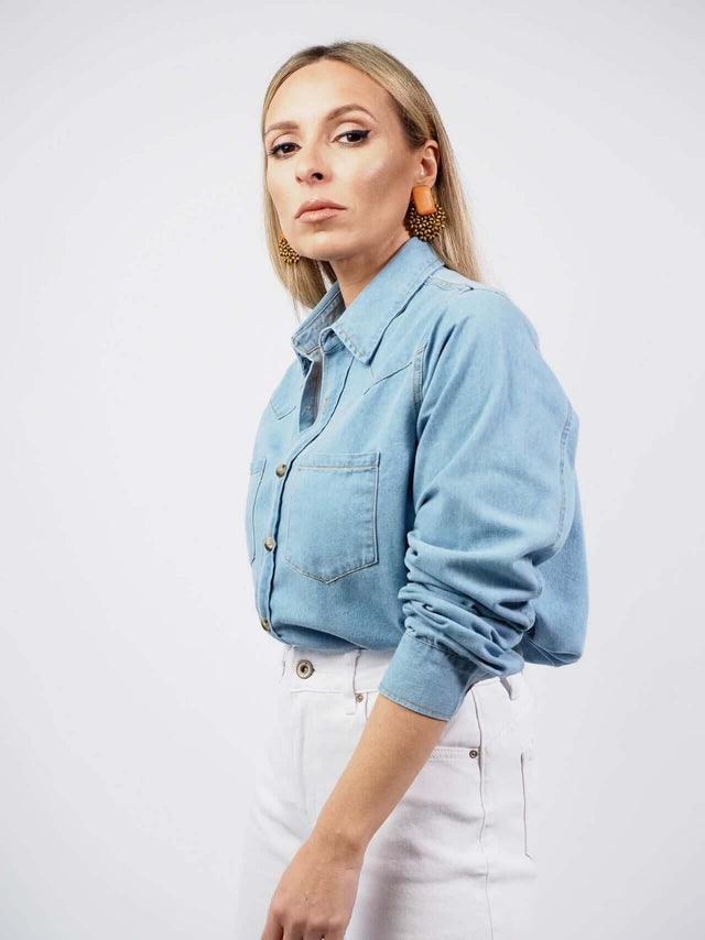 Camisa de ganga ideal para o dia-a-dia. Confortável e prática.