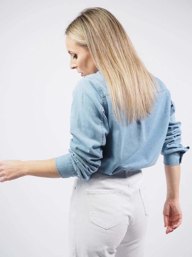 Camisa de ganga ideal para o dia-a-dia. Confortável e prática.