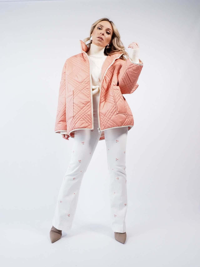 Calças de ganga combinada em look total.