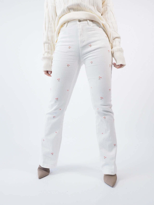 Calças flare fit com flores bordadas.