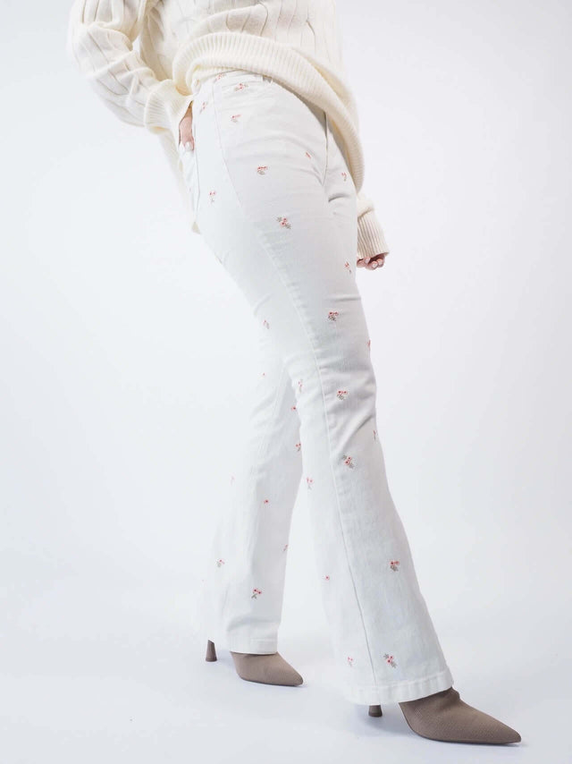 Calças de ganga de cinta alta e tecido elástico.