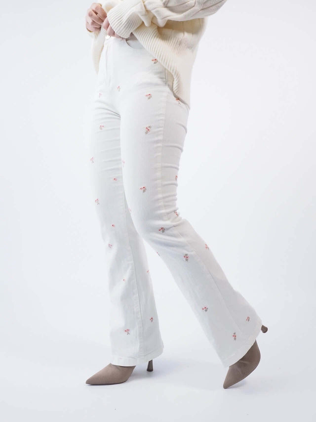 Calças de ganga com tecido elástico, cinta alta.