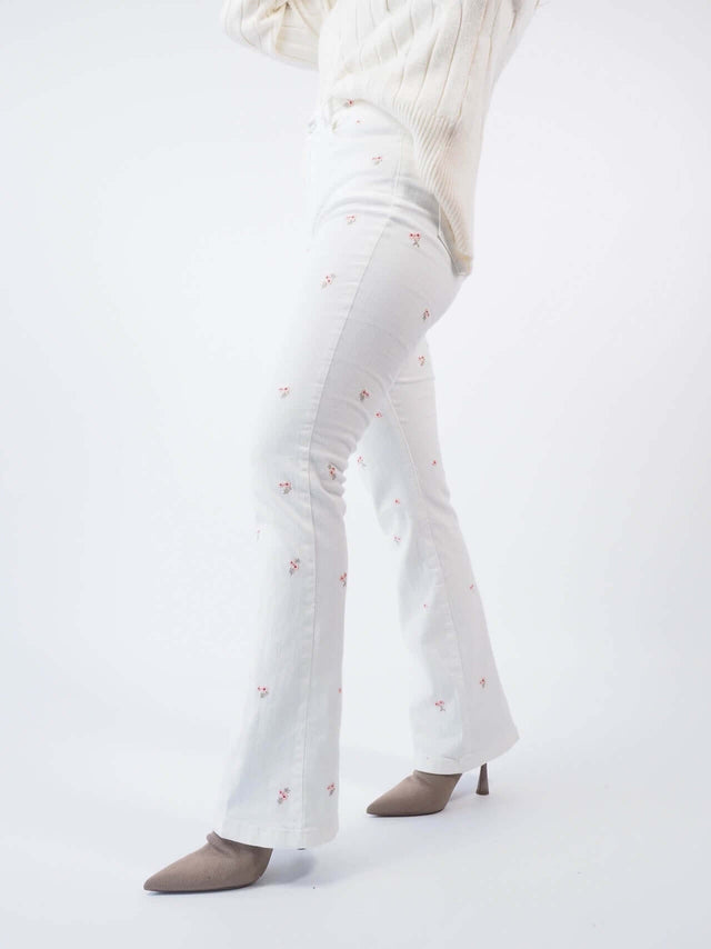 Calças de ganga brancas com pormenores bordados.