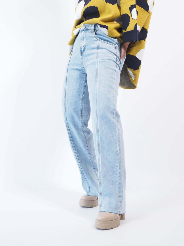 Calça de ganga com pormenor de costura na perna até baixo.