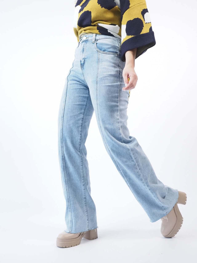 Calças de ganga de fácil conjugação com malhas, camisas e tops.