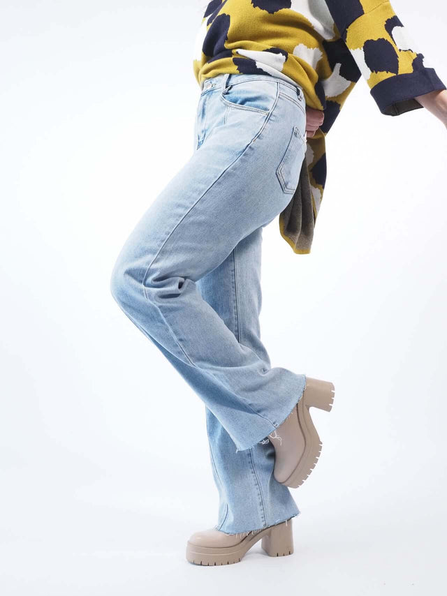 Calças de ganga com bolsos à frente e atrás.