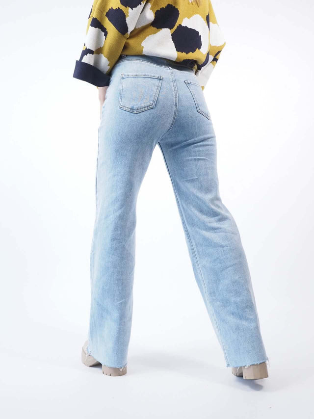 Calças de ganga com pormenor visto de trás.