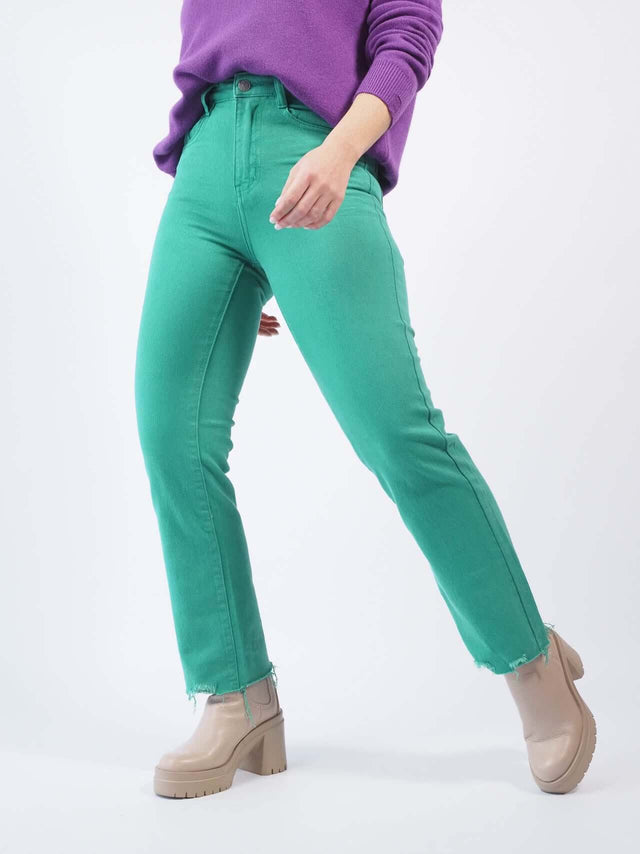 Calças de cinta alta e bainha desfiada.