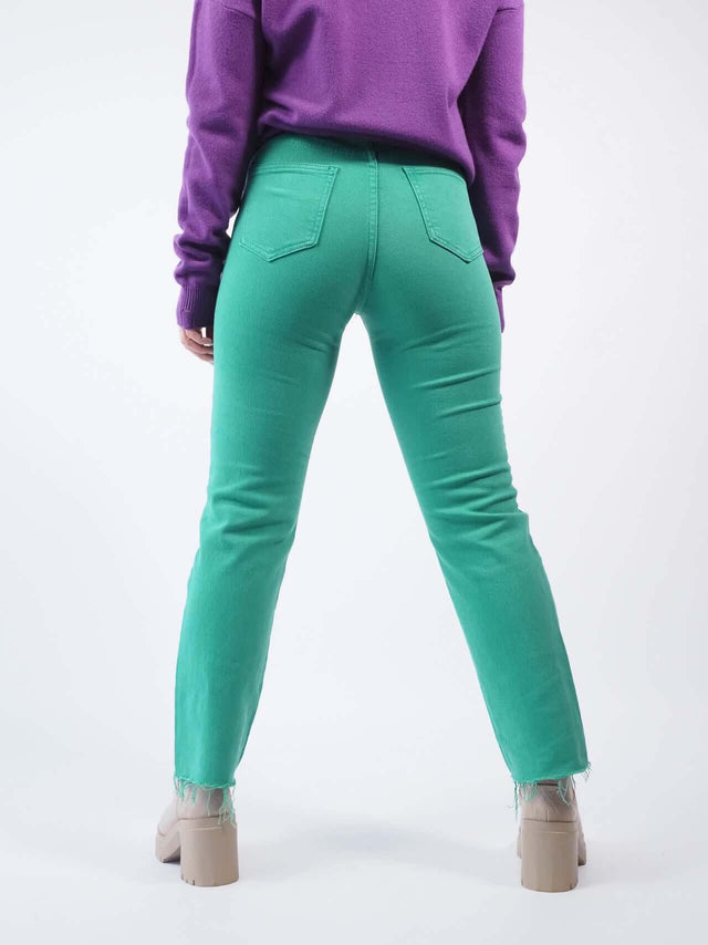 Calças de ganga com bolsos, com pormenor visto de trás.