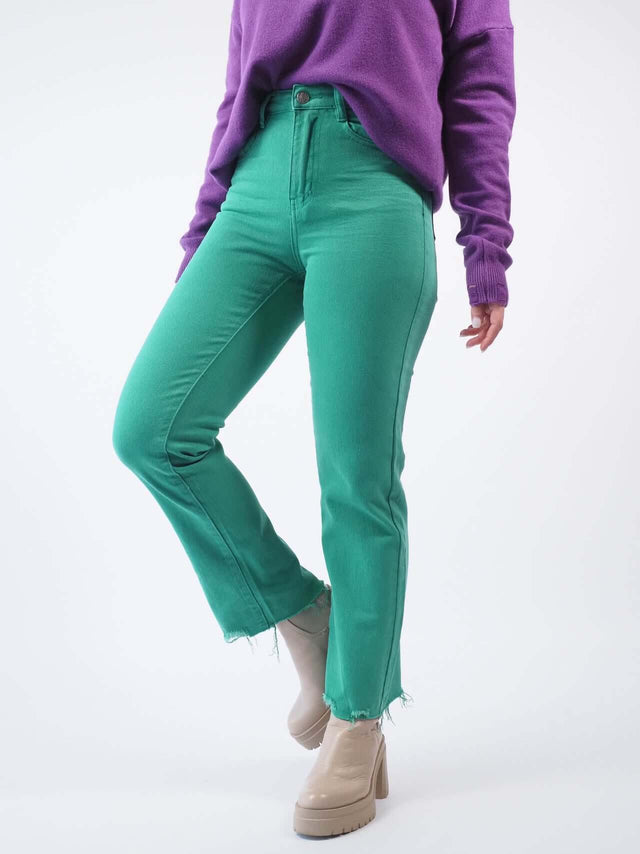 Calças de ganga com fecho de botão e fecho de correr metálico.