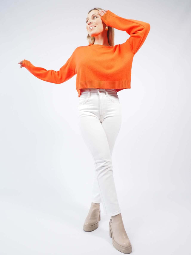 Calças de cintura alta e bainha desfiada.