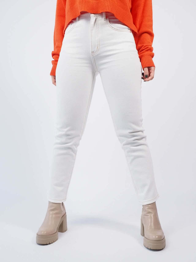 Calças de ganga com bolsos à frente e atrás.