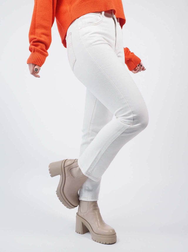 Calçade de ganga straight fir com fecho de correr metálico e botão de fecho.