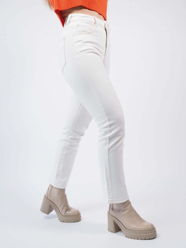 Calças de ganga com pormenor das costuras em camel.