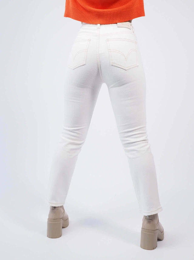 Calças de ganga com pormenor de bolsos visto de trás.