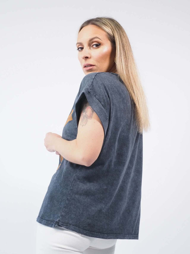 T-shirt de manga curta com pormenor visto de lado.