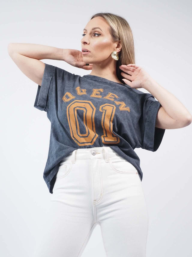 Esta t-shirt tem um aspeto fresco e moderno, com mangas curtas e uma gola redonda.