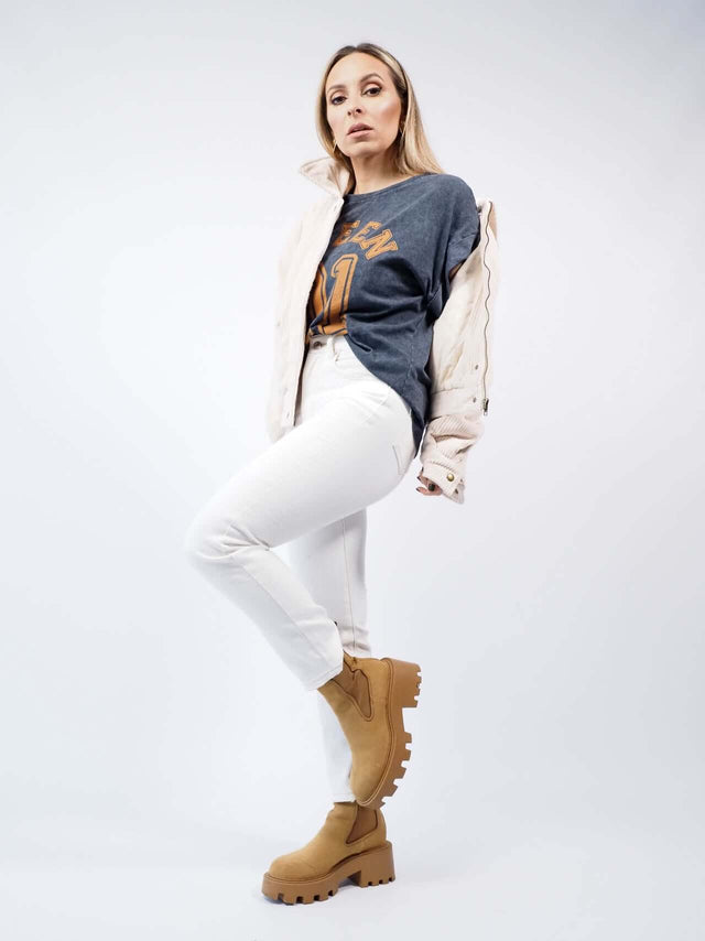 T-shirt com mangas curtas e uma gola redonda.