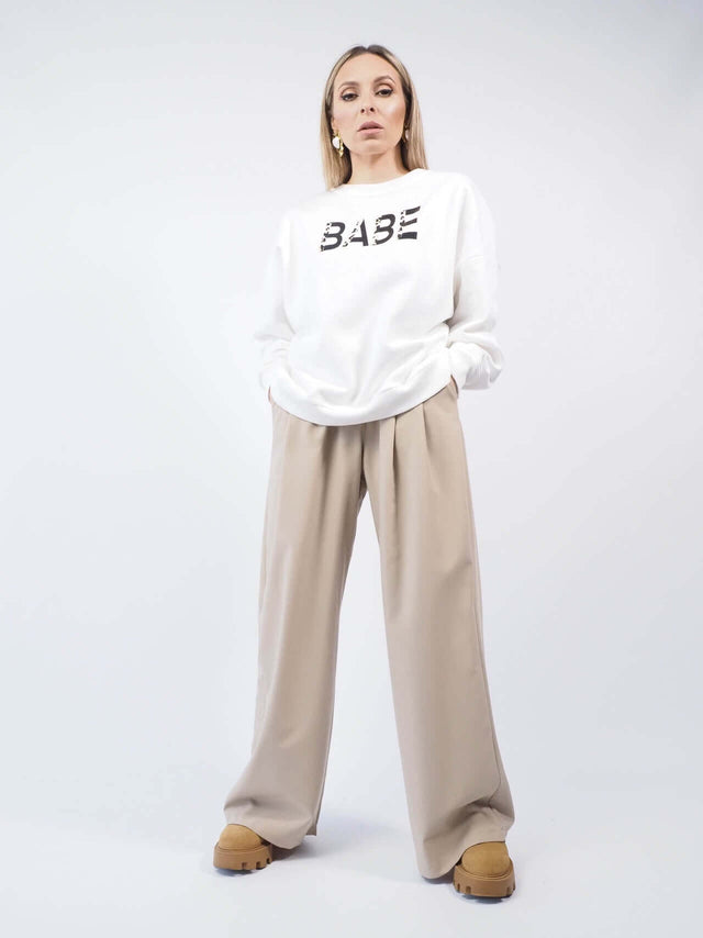 Calças pantalona, de tecido macio e fluído. 