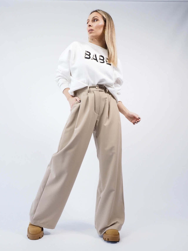 Calças pantalonas com bolsos laterais, acrescentam uma utilidade extra à silhueta relaxada.